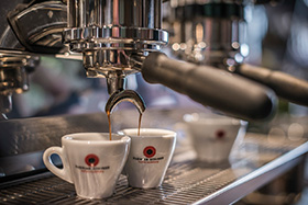 Florian Steiner Kaffeerösterei - Zubereitung von Espresso an der Siebsträgermaschine Florian Steiner Kaffeerösterei - Zubereitung von Espresso an der Siebsträgermaschine. Fotografiert von Thilo Ross